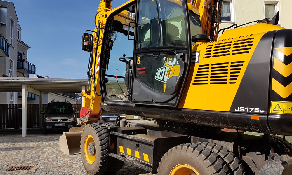 Baumaschinen, Nutzfahrzeuge, Bagger, Schwertransporte, Unimog, Dozer, Chemnitz, Sachsen, HMF-Ladekran, Kompaktlader, Dumper, Minibagger, Baugeräte, Mobilbagger, Kettenbagger, Radlader, Teleskopen, Baggerlader, Schwerlasttransporte, Tandemwalzen, Grabenwal